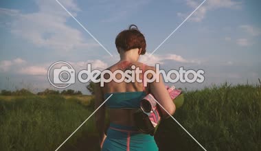 Yoga. Kız doğada pratik yoga bir alanda