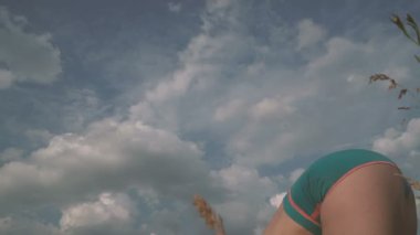 Yoga. Kız doğada pratik yoga bir alanda