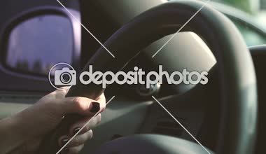 Kız araba kullanıyor.