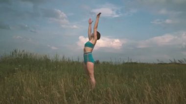 Yoga. Kız doğada pratik yoga bir alanda