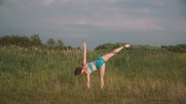Yoga. Kız doğada pratik yoga bir alanda