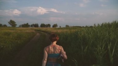 Yoga. Kız doğada pratik yoga bir alanda