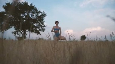 Yoga. Kız doğada pratik yoga bir alanda