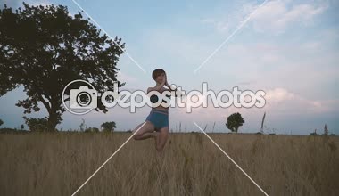 Yoga. Kız doğada pratik yoga bir alanda