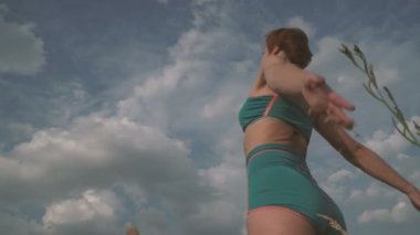 Yoga. Kız doğada pratik yoga bir alanda