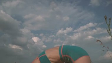 Yoga. Kız doğada pratik yoga bir alanda