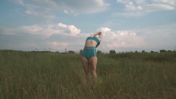 Yoga Mädchen Einem Feld Der Natur Praktiziert Yoga — Stockvideo