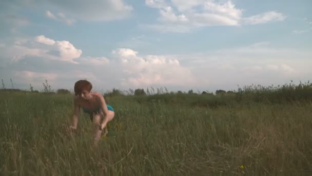 Yoga Meisje Een Veld Natuur Het Beoefenen Van Yoga — Stockvideo