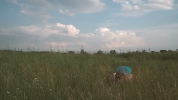 Yoga Menina Campo Natureza Praticando Ioga — Vídeo de Stock