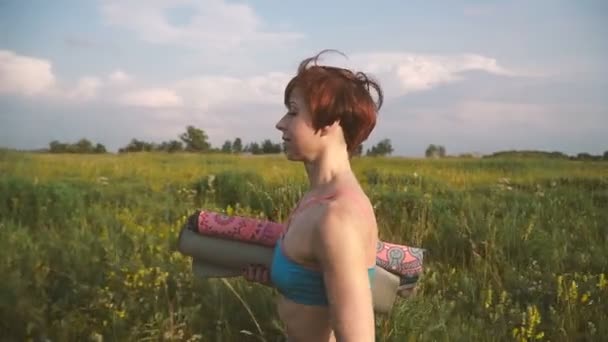 Yoga Mädchen Einem Feld Der Natur Praktiziert Yoga — Stockvideo