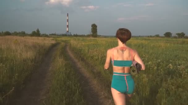 Yoga Mädchen Einem Feld Der Natur Praktiziert Yoga — Stockvideo