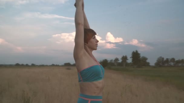 Yoga Mädchen Einem Feld Der Natur Praktiziert Yoga — Stockvideo