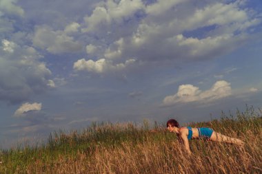 Yoga. Kız doğada pratik yoga bir alanda