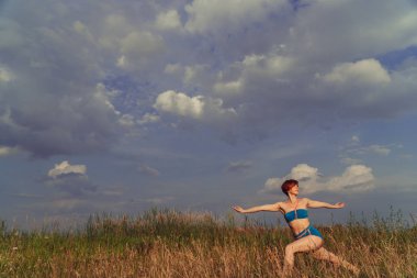 Yoga. Kız doğada pratik yoga bir alanda