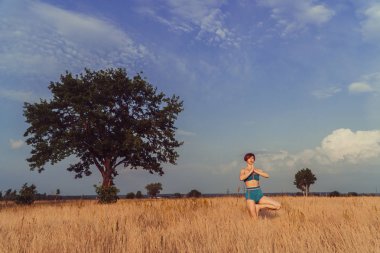 Yoga. Kız doğada pratik yoga bir alanda