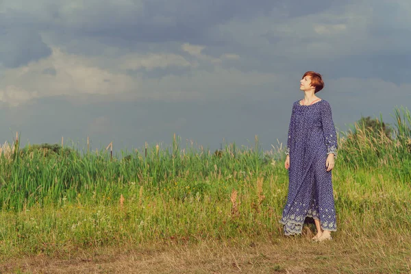 Campo Una Ragazza Sta Camminando Nel Campo — Foto Stock