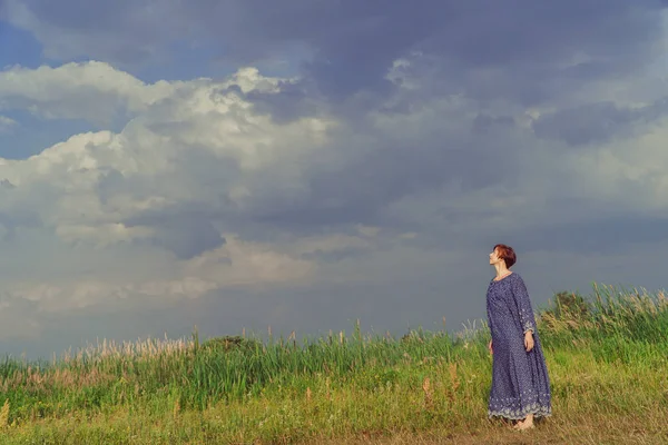 Campo Una Ragazza Sta Camminando Nel Campo — Foto Stock