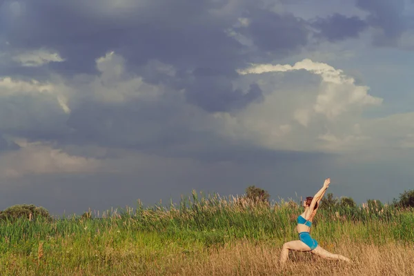 Yoga Girl Field Nature Practicing Yoga — Stock Photo, Image