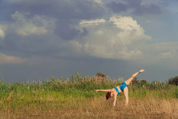 Yoga Girl Field Nature Practicing Yoga — Stock Photo, Image