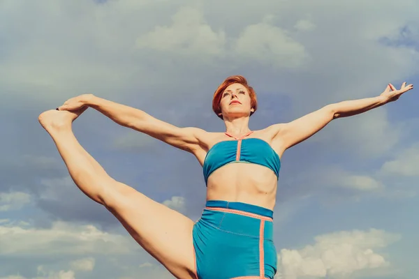 Yoga Mädchen Einem Feld Der Natur Praktiziert Yoga — Stockfoto