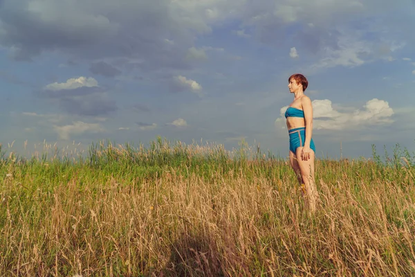 Yoga Fille Dans Domaine Dans Nature Pratiquant Yoga — Photo