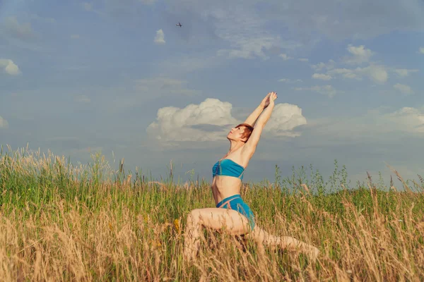 Yoga Girl Field Nature Practicing Yoga — Stock Photo, Image