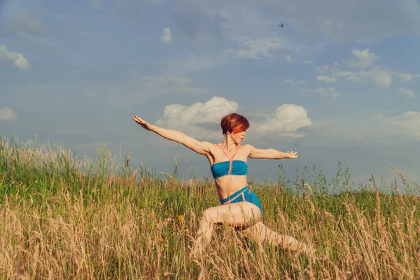 Yoga Mädchen Einem Feld Der Natur Praktiziert Yoga — Stockfoto