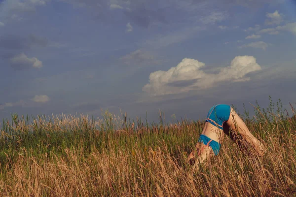 Yoga Meisje Een Veld Natuur Het Beoefenen Van Yoga — Stockfoto