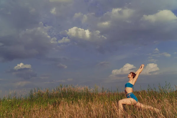 Yoga Mädchen Einem Feld Der Natur Praktiziert Yoga — Stockfoto