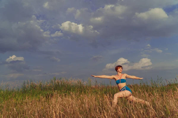 Yoga Ragazza Campo Natura Praticare Yoga — Foto Stock