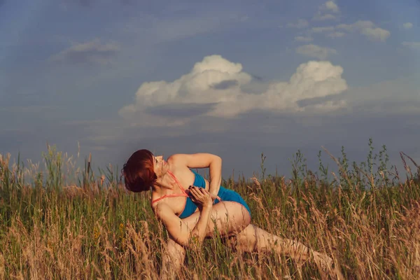 Yoga Meisje Een Veld Natuur Het Beoefenen Van Yoga — Stockfoto