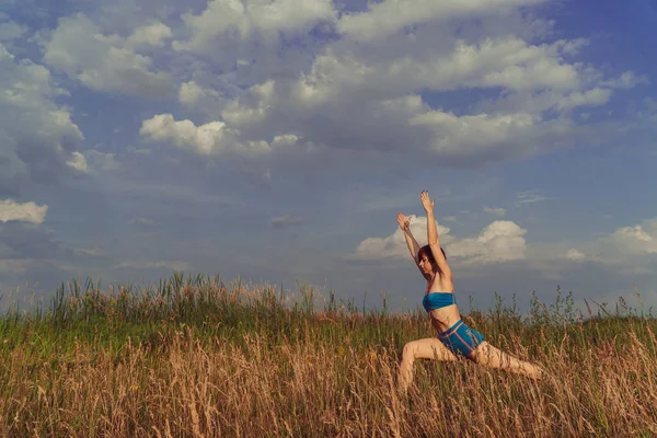 Yoga Girl Field Nature Practicing Yoga — Stock Photo, Image