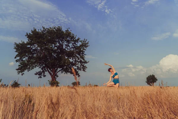 在自然领域的女孩练习瑜伽 — 图库照片