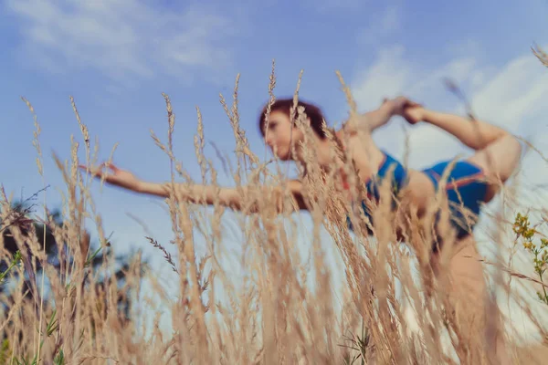 Yoga Menina Campo Natureza Praticando Ioga — Fotografia de Stock