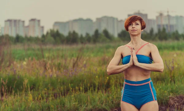 Yoga Ragazza Campo Natura Praticare Yoga — Foto Stock