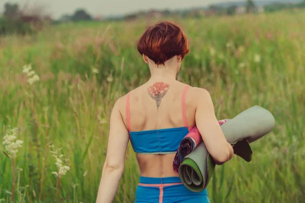 Yoga Fille Dans Domaine Dans Nature Pratiquant Yoga — Photo