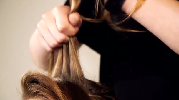 Frisur Die Hände Machen Dem Mädchen Einen Haarschnitt — Stockvideo