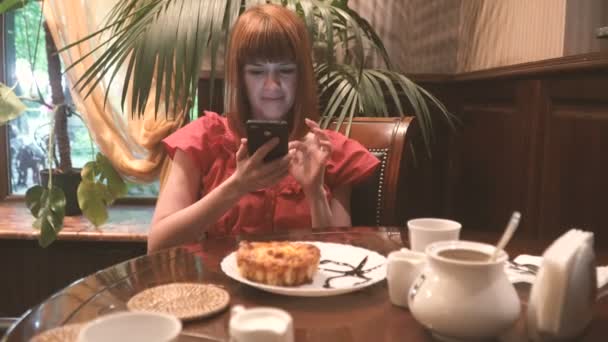 Mobiele Telefoon Een Meisje Een Café Kijkt Naar Een Mobiele — Stockvideo