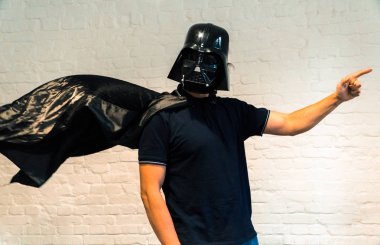 Darth Vader, maskesi ile siyah pelerin