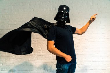 Darth Vader, maskesi ile siyah pelerin