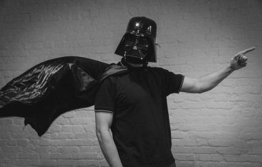 Darth Vader, maskesi ile siyah pelerin