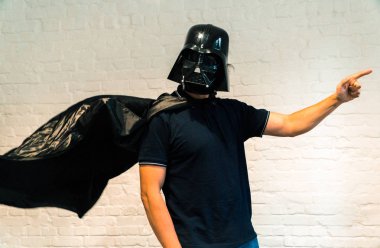 Darth Vader, maskesi ile siyah pelerin