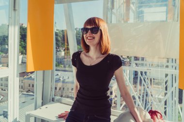 Bir kız bir dönme dolap biniyor. Ukrayna. Kiev