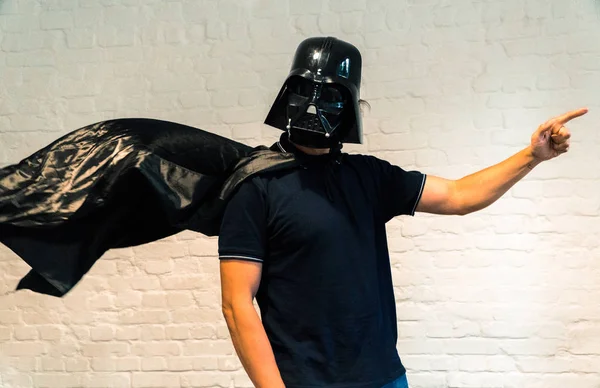 Masker Van Darth Vader Met Een Zwarte Mantel — Stockfoto