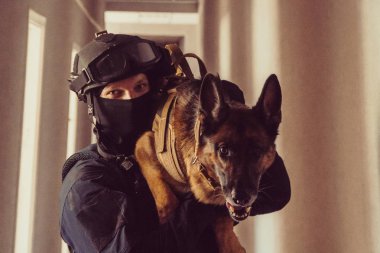 Cynologist. Özel Kuvvetler ile eğitimli bir köpek