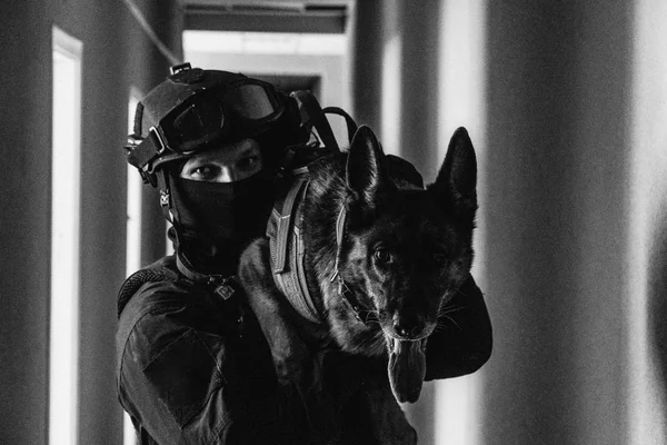 Cynologist Special Forces Met Een Getrainde Hond — Stockfoto