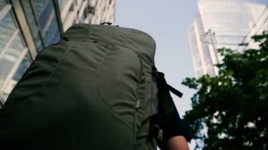 Soğuk çelik taşımak için taktik sırt çantası.