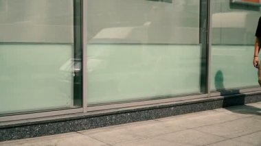 Soğuk çelik taşımak için taktik sırt çantası.