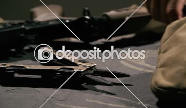 Silah temizleme. Bir yarı-otomatik tüfek Temizleme