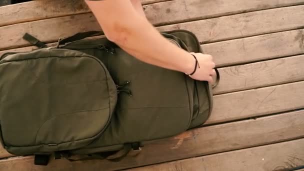 Halbautomatisches Gewehr Taktischer Rucksack Zum Tragen Kalten Stahls — Stockvideo